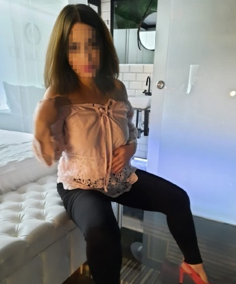 Я стану твоей идеальной компаньонкой, способной подарить тебе незабываемые моменты и приятный отдых. В моих услугах - весь спектр удовольствий, которые ты сможешь представить. Наслаждайся вместе со мной, и уверенно отправляйся на уровень небесного блаженства. Мои фото убедят тебя в моей привлекательности и сексуальности. Я нахожусь в Москве, готова сопроводить тебя в любой твоей желании. Уверен, что ты останешься доволен этой встречей. 😉 2214, 40 лет